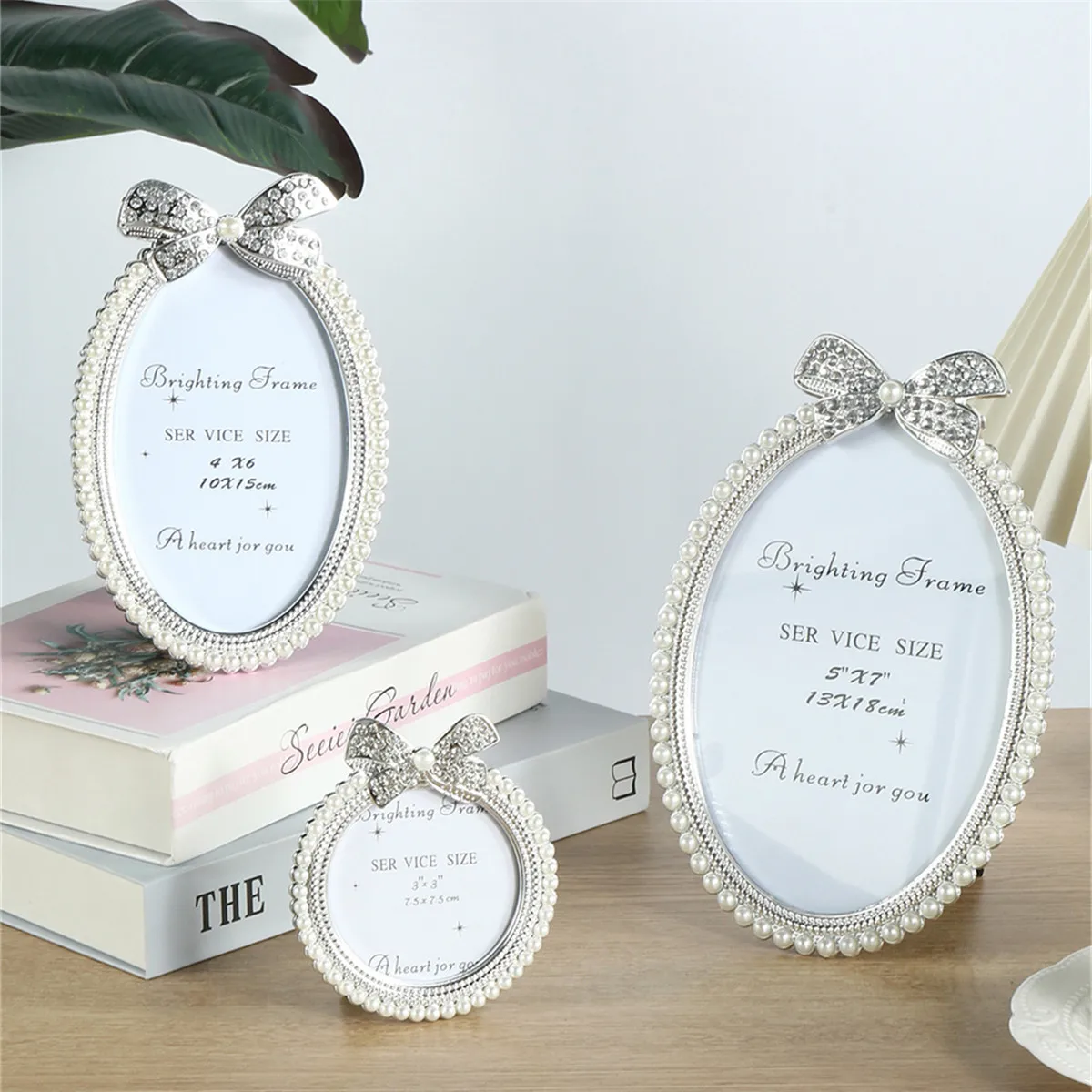 A bow shaped pearl studded diamond frame with a 3/6/7 inch oval photo frame, suitable for children's adult gifts, birthday parti