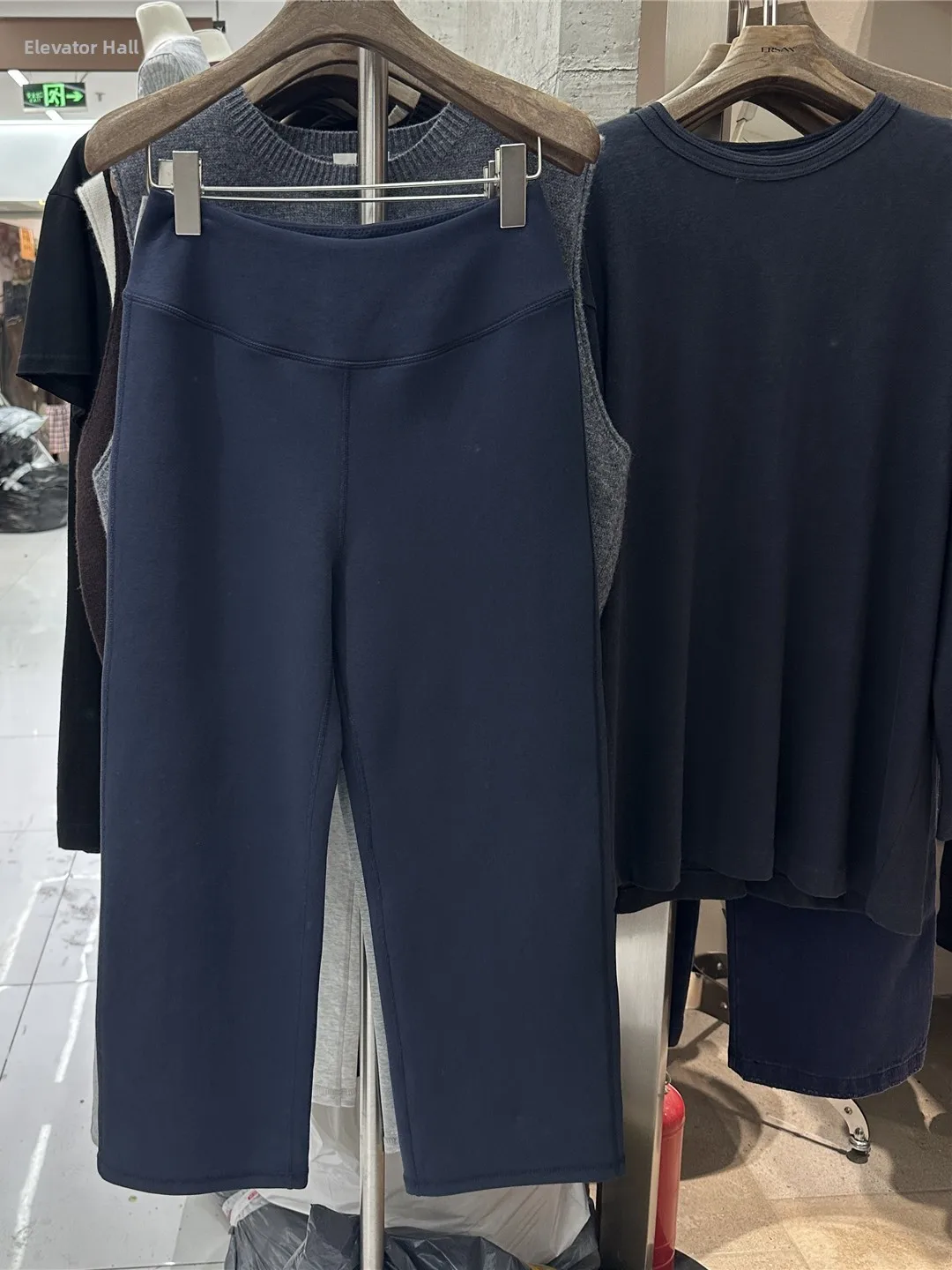 กางเกงโยคะทรงตรงเอวสูงปี 2025 แฟชั่นสำหรับผู้หญิง ทรงสลิม ใส่สบาย สไตล์เรียบง่าย สำหรับฤดูใบไม้ร่วง