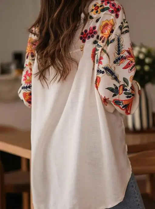 Autumn New Flower Embroidered Decorative Lantern Sleeve Shirt for Ladies, Elegant and Slimming Commuter Long Sleeve Shirt