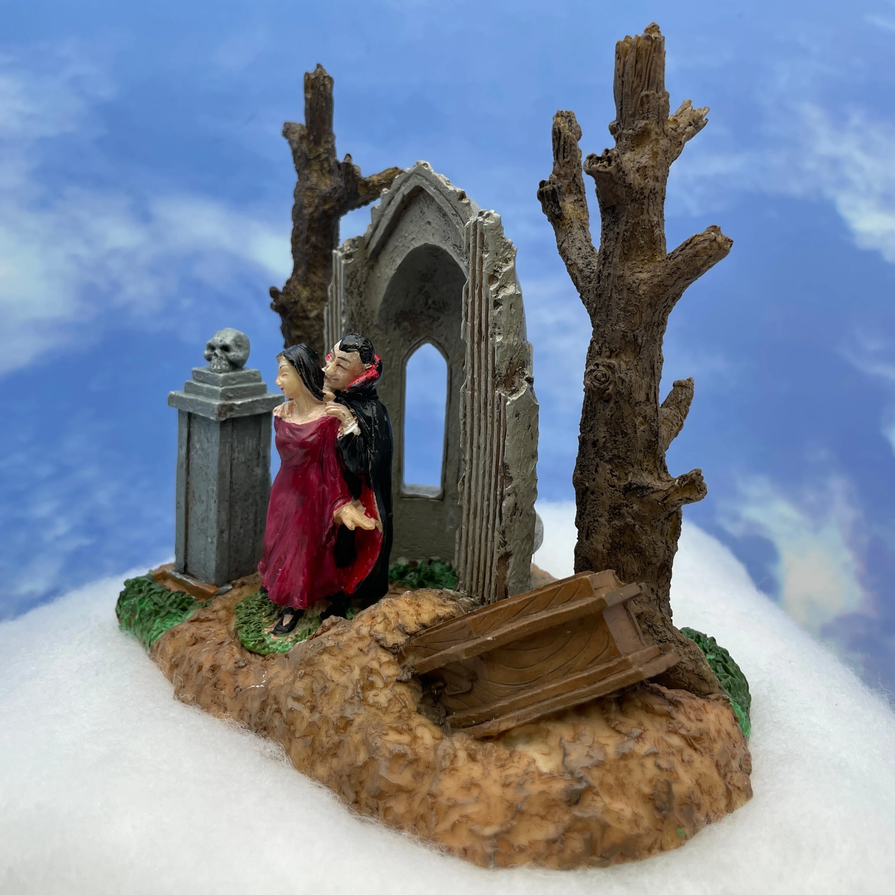 Gothic Vampire Couple Resin Statue, Festive Graveyard Crypt Scene Figurine, Spooky Tabletop Shelf Display Decor