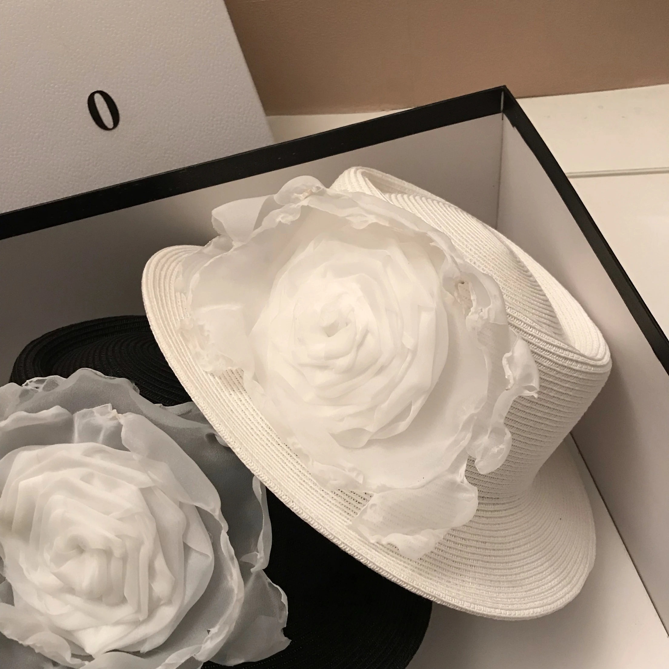 مصمم نمط أنيق ثلاثية الأبعاد الأزهار فيدورا قبعة المرأة أنيق شقة قبعات من القش أسود أبيض السفر ظلة قبعة الربيع الصيف