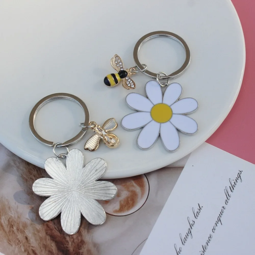 White Daisy Keychain for Women Bag Pendant Enamel Fashion Crystal Bee Stainless Steel Keyring Girls Jewelry Gift Key Chains