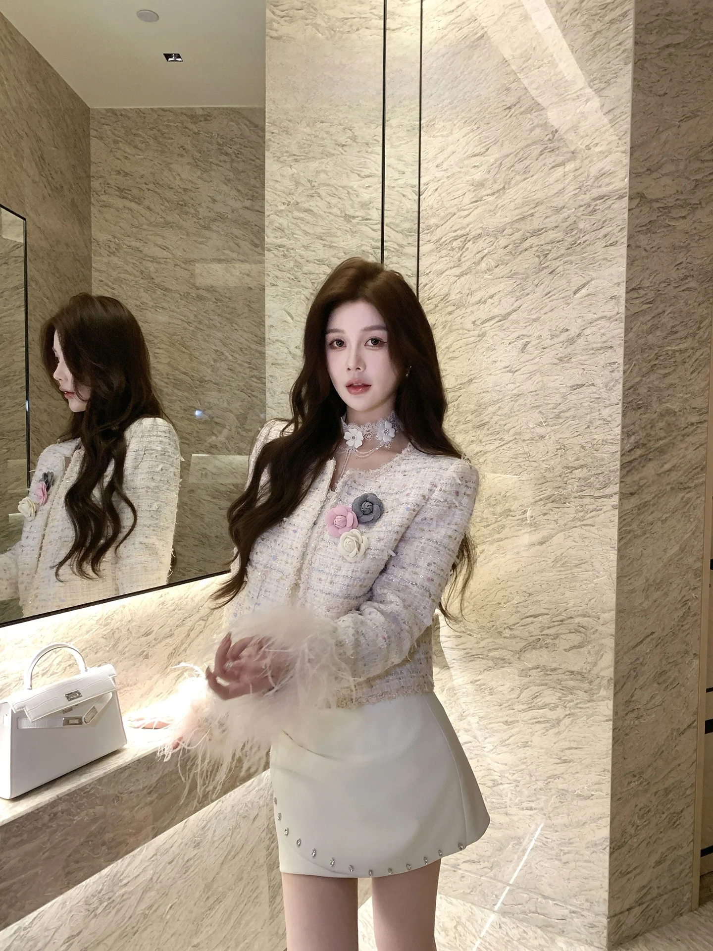 Jaqueta Feminina Azzen Paris de Outono com Design Exclusivo, Seda Floral e Plumas de Avestruz - Casaco Curto Estilo Francês