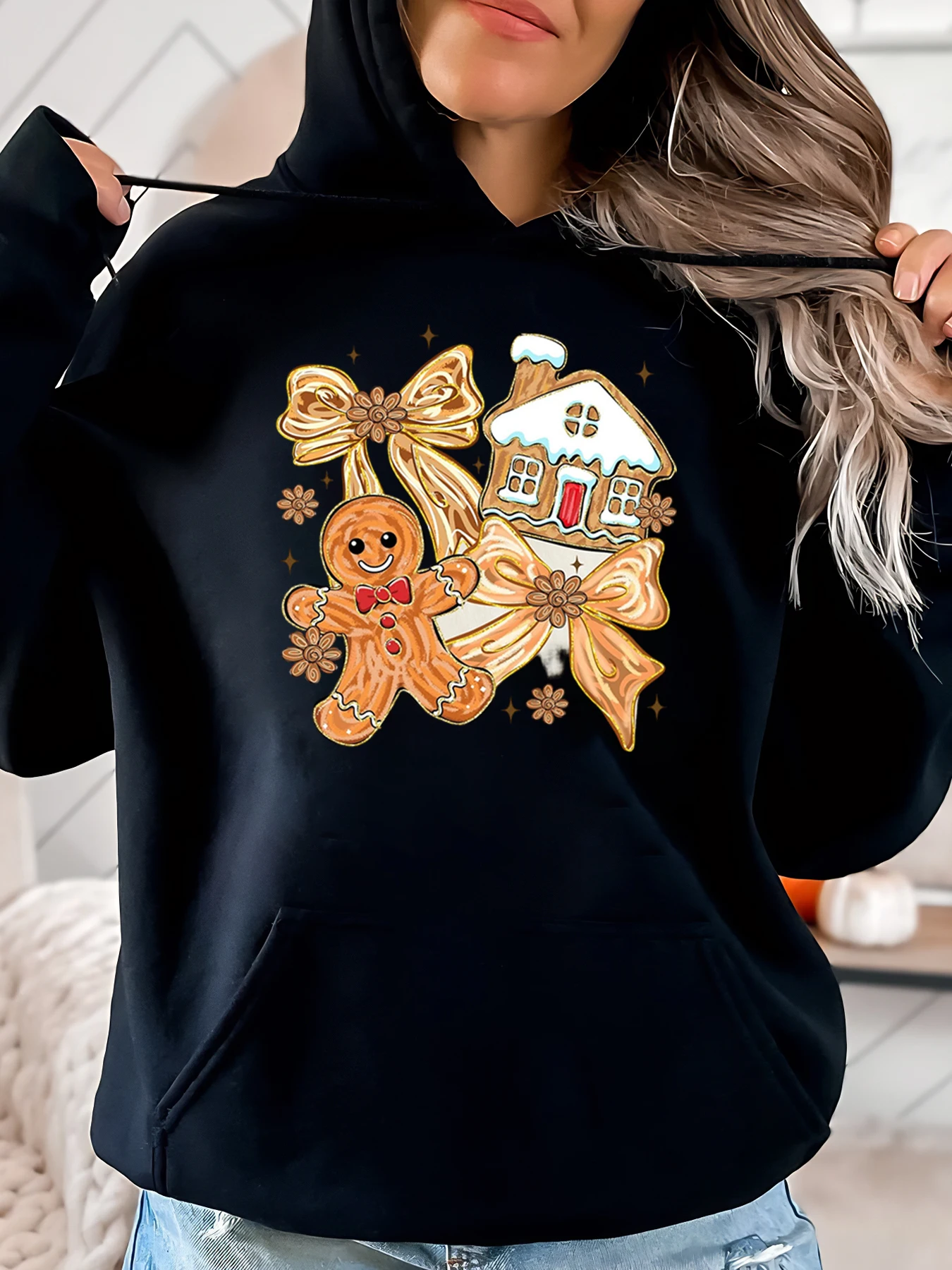 

Рождественская толстовка с принтом пряничного человечка и дома, женская повседневная зимняя одежда, черная, больших размеров