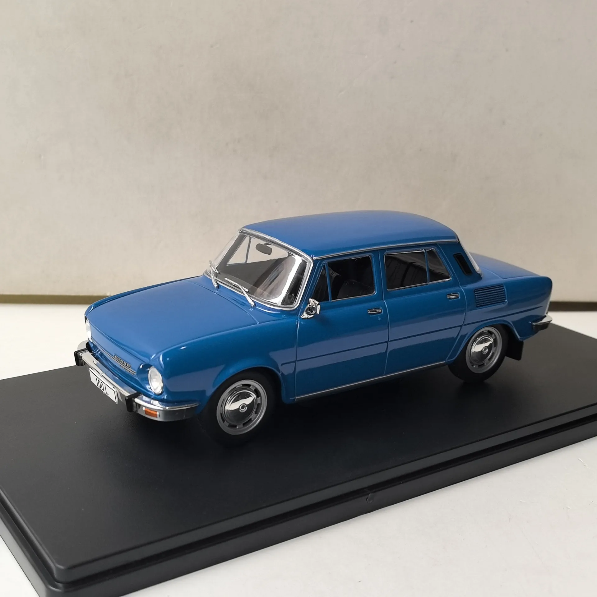 

Diecast WHITEBOX 1/24 Scale SKODA 100L Alloy Car Model Collectible Toy Gift Souvenir Display Ornament