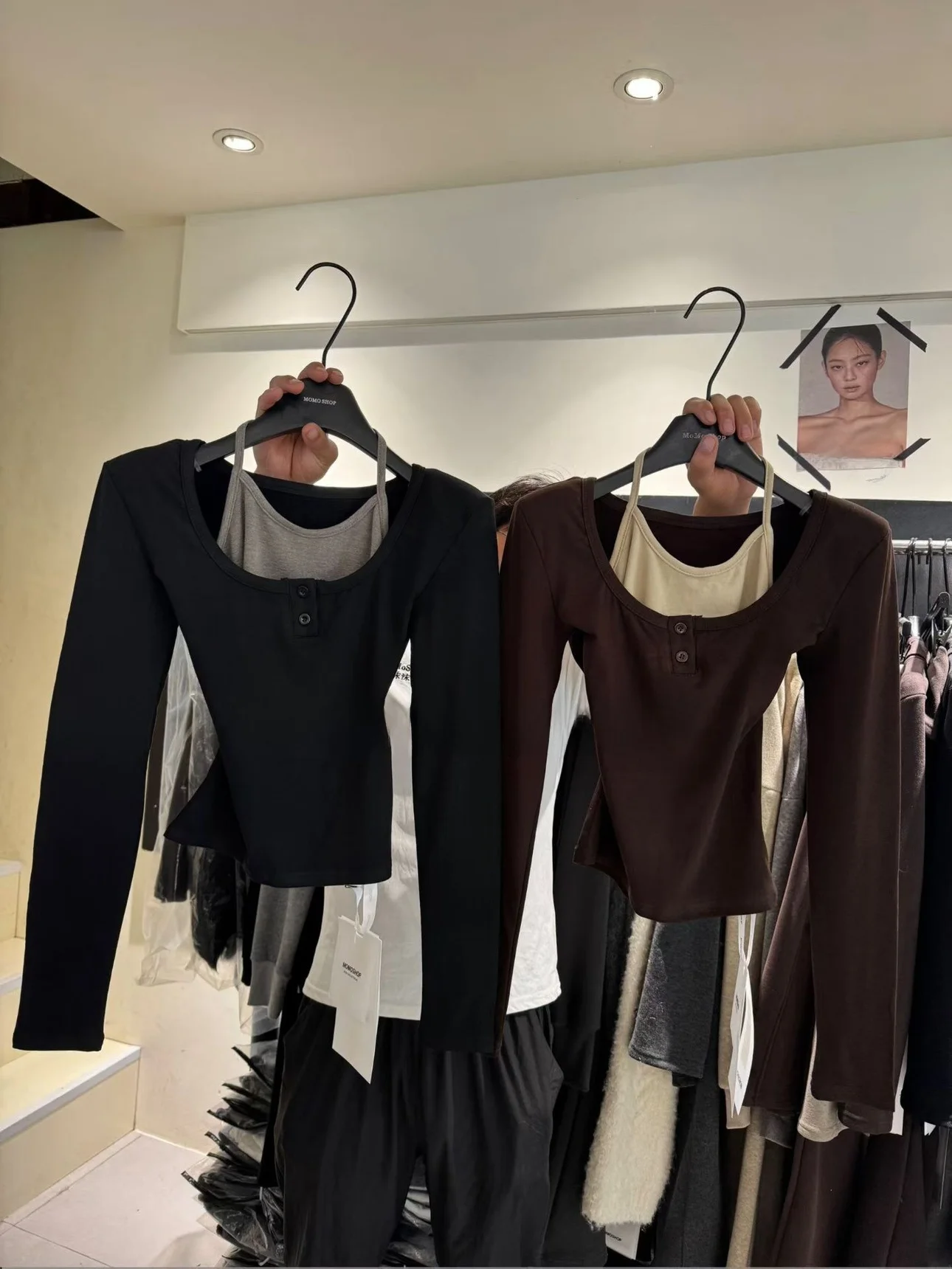 Invierno 2025 Camiseta larga de algodón suave y cómoda con cuello de dos piezas de imitación para mujer con relleno de hombros