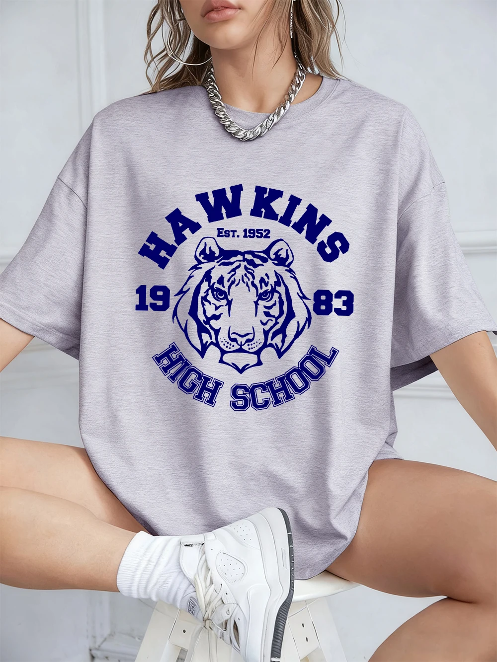 

Хлопковые футболки с принтом Hawkins для средней школы, женские летние топы с короткими рукавами и круглым вырезом, удобная свободная футболка, повседневная женская одежда