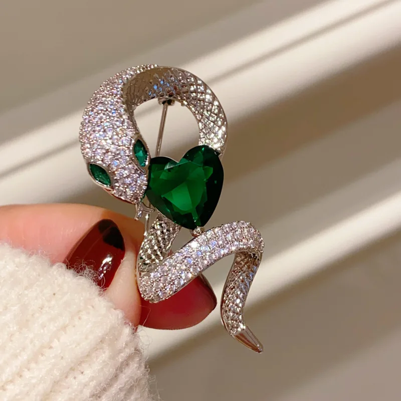 Retro Zircon Emerald Heart-shaped Snake Brooches Women\'s Clothes Accessories Animals Green Crystal Lapel Pin Corsage Accessories