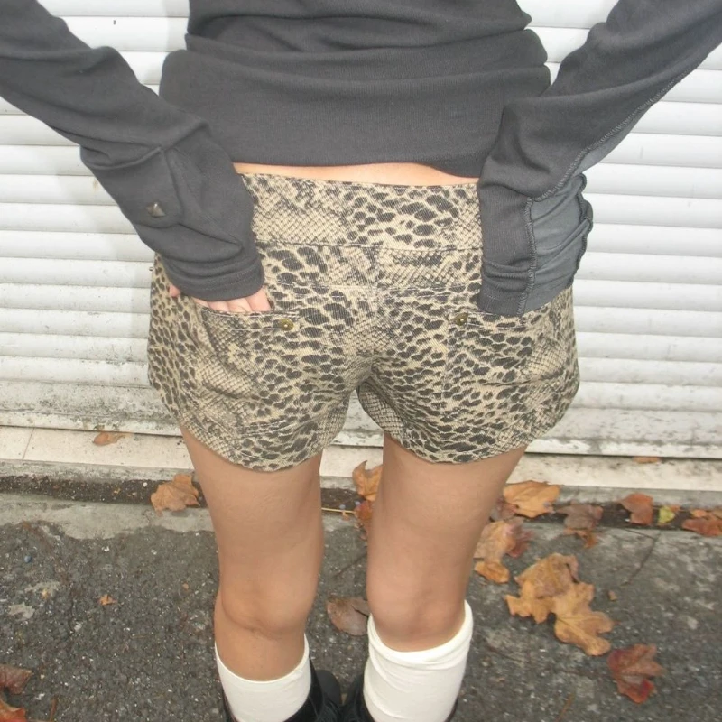 Pantalones cortos de mezclilla con correa de leopardo lavados Retro para mujer, pantalones cortos de verano Spice Girl de cintura baja y pierna ancha