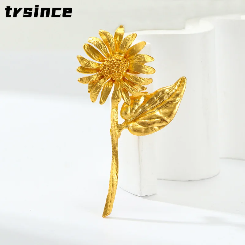 Ladies Fashion Gold Sunflower Brooch Pastoral Style Leaf Floral High End Corsage Romantic Gift for Girlfriend