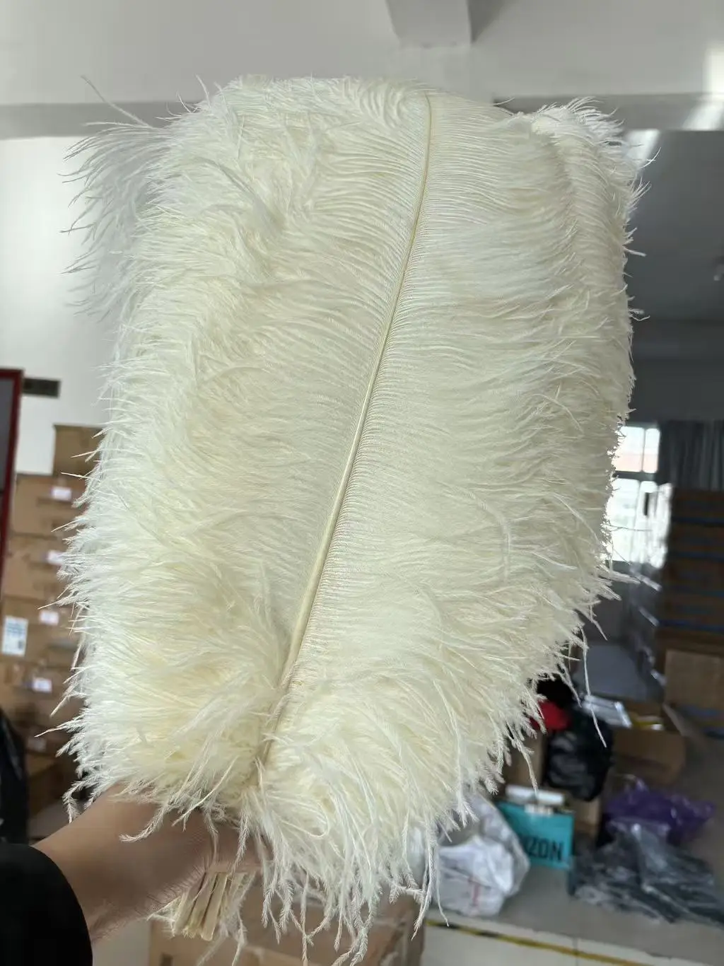 

Off-white 60 65cm Ostrich Feathers 20 Pcs Big Pole Wedding Centerpieces Plumas Decorativas DIY Craft Accessories