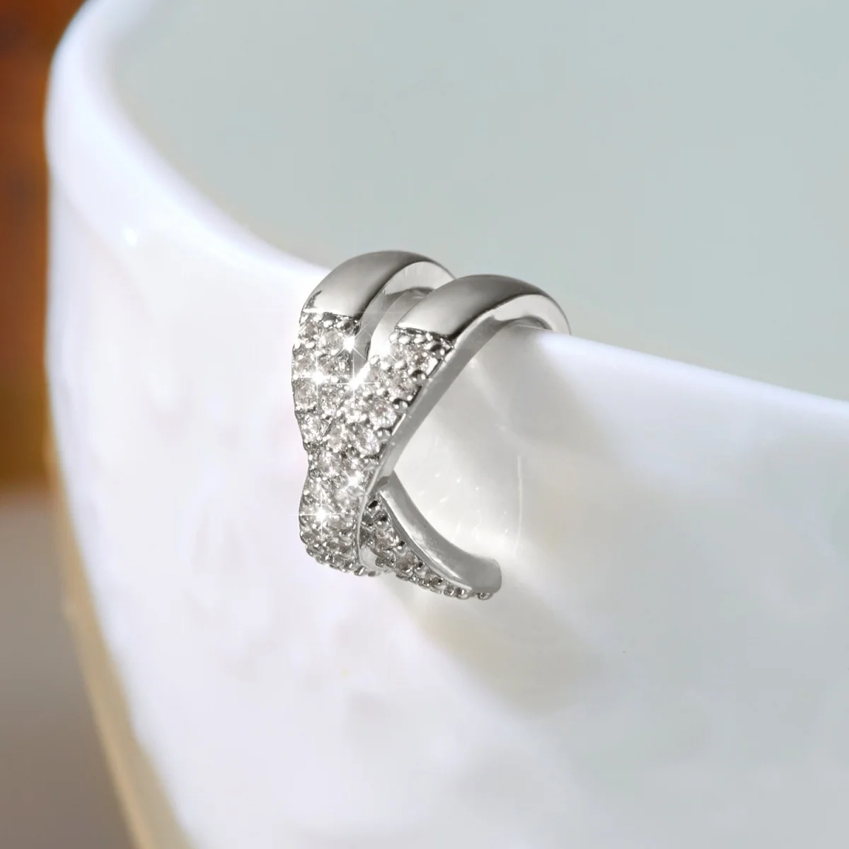 1 Stück minimalistischer, mit CZ-Zirkonia besetzter Kreuz-Ohrclip für Damen und Herren, trendiger, zierlicher, geometrischer Ohrclip, vielseitiger Schmuck – Detail 18