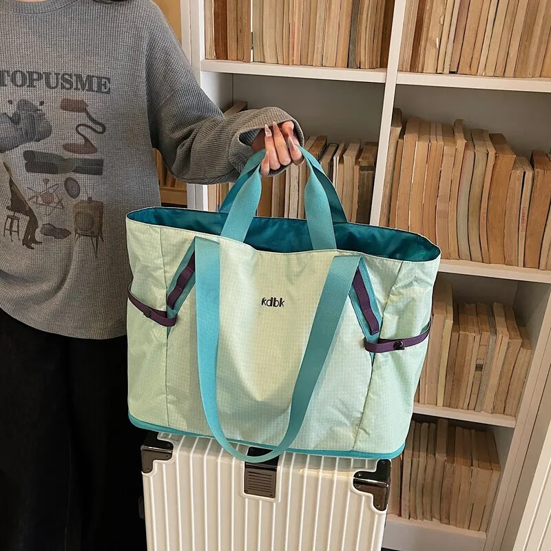 large-capacity-oxford-cloth-waterproof-nylon-shoulder-bag-tote-travel-bag-commuter-women's-bag-style-casual-scene