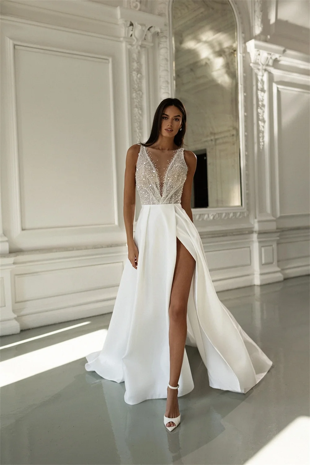 光沢のあるビーズ スパンコール イリュージョン V ネック A ライン ウェディング ドレス サイド スリット