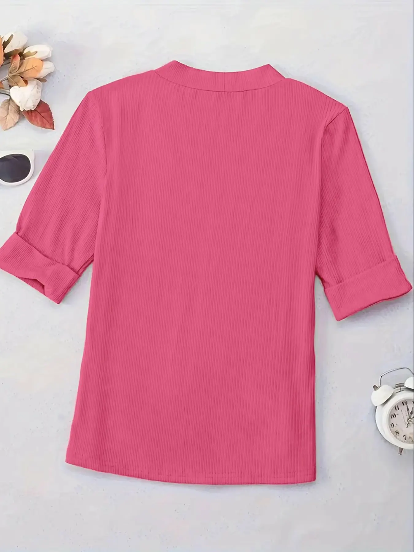 Solid color V-neck rolled-sleeve T-shirt, a casual and breathable T-shirt for summer, suitable for daily wear