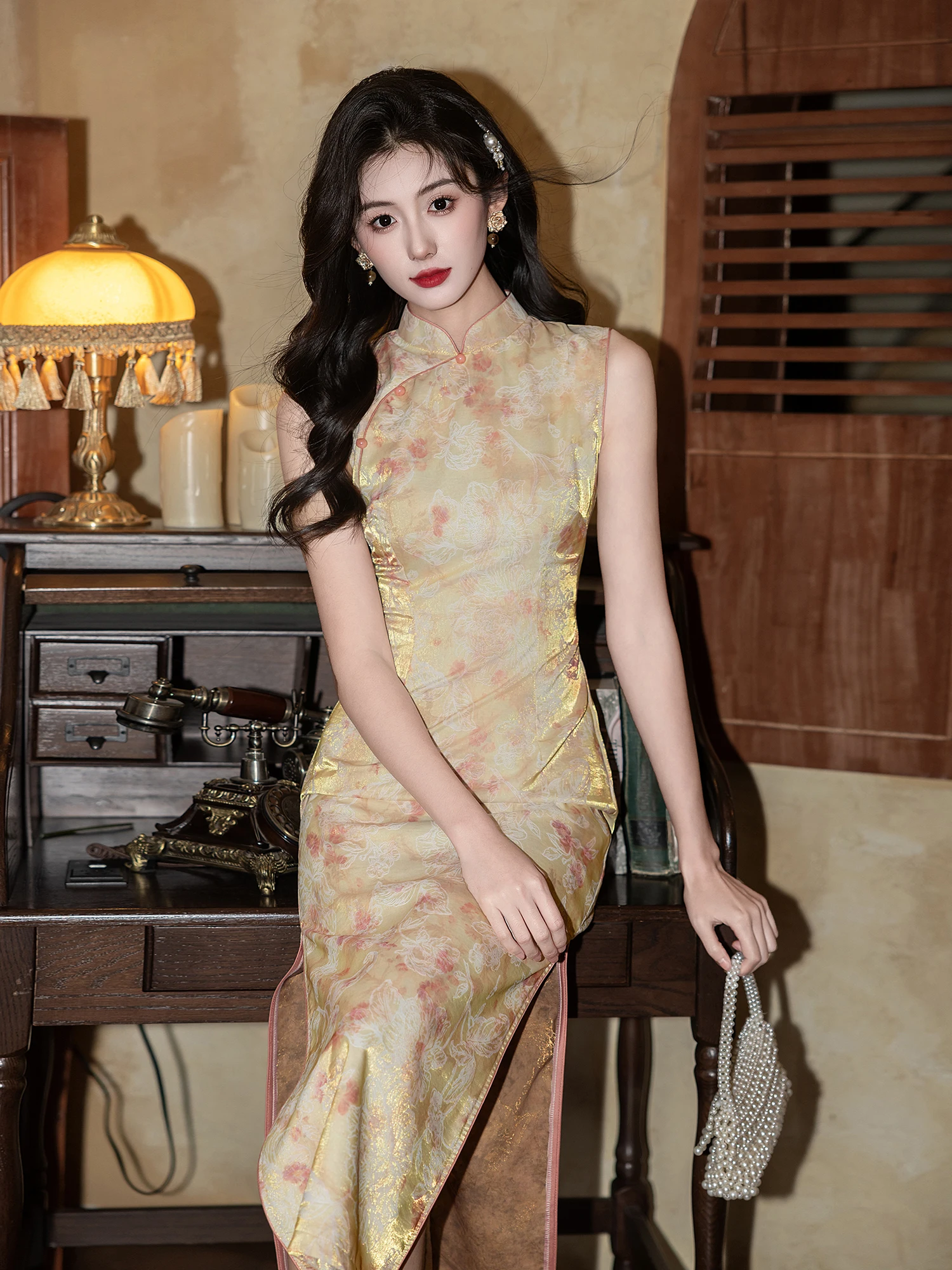 

Желтое платье без рукавов: элегантное, сияющее, из шелка, женское, летнее, в новом китайском стиле, модифицированное длинное платье-ципао