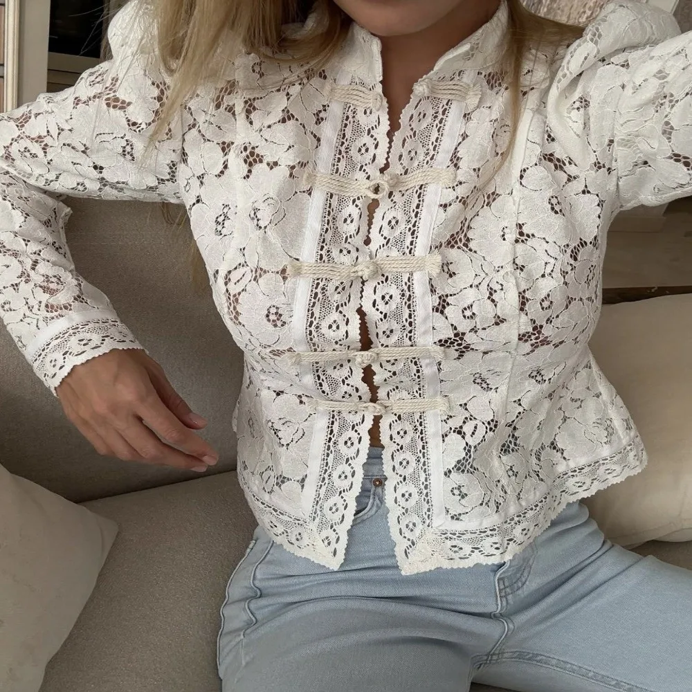 Modische, ausgeschnittene, mit Spitze bedruckte Hemden, langärmelig, schmal geschnitten, durchsichtige Bluse, Froschkopfknopf, Patchwork, Damenhemd, Oberteile, für den Arbeitsalltag – Detail 7