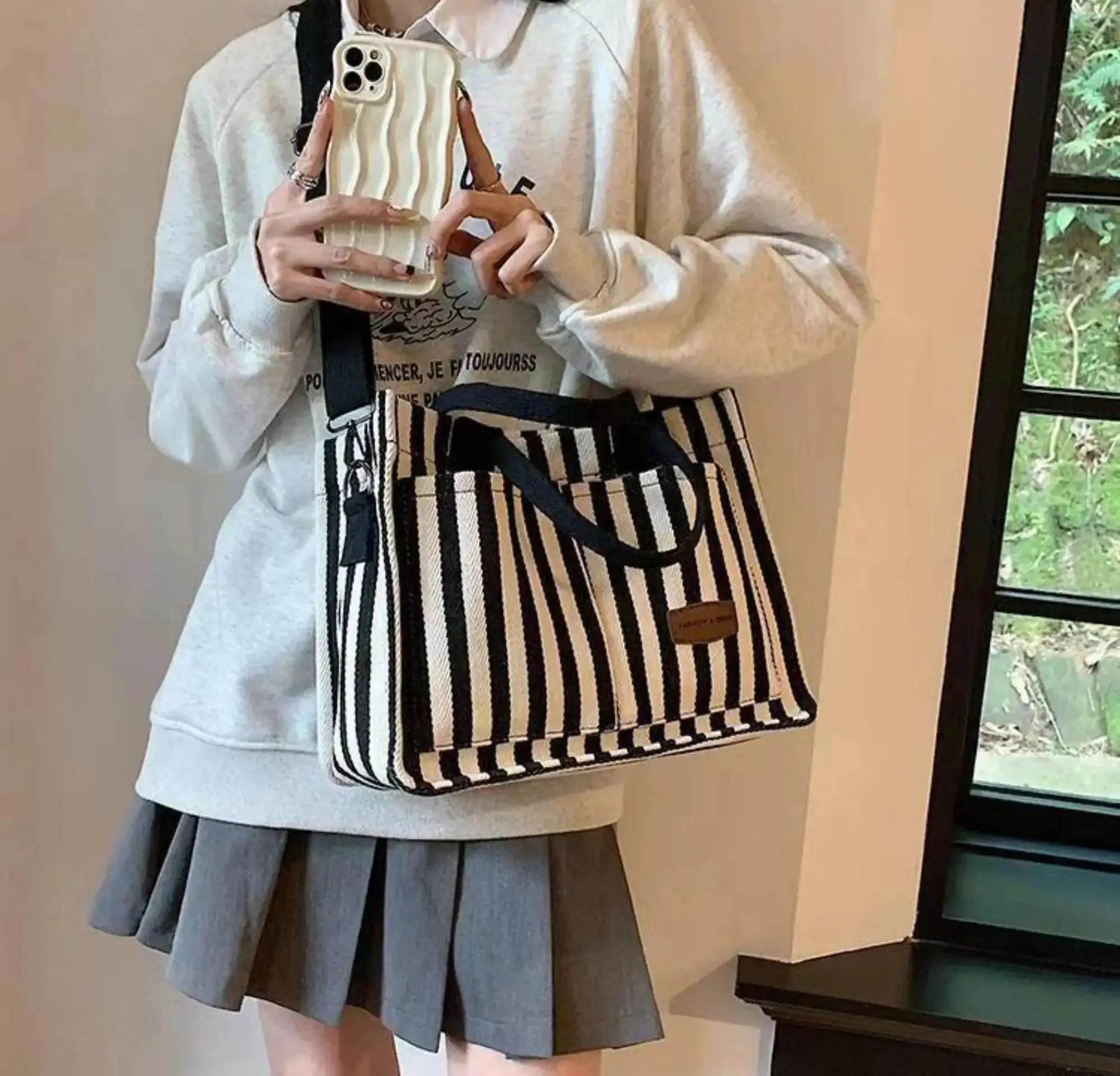 

2024 New Women's Bag Popular Commuter Large Capacity Striped Canvas Bag Crossbody Bag Fashion Handheld Tote Bag