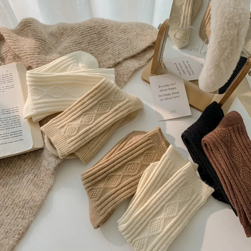 1/2/3/4Pairs/جديد الكشمير جوارب من الصوف. المرأة الشتاء رشاقته الدافئة أسود أبيض حزمة مجموعة الحرارية اليابانية موضة بلون