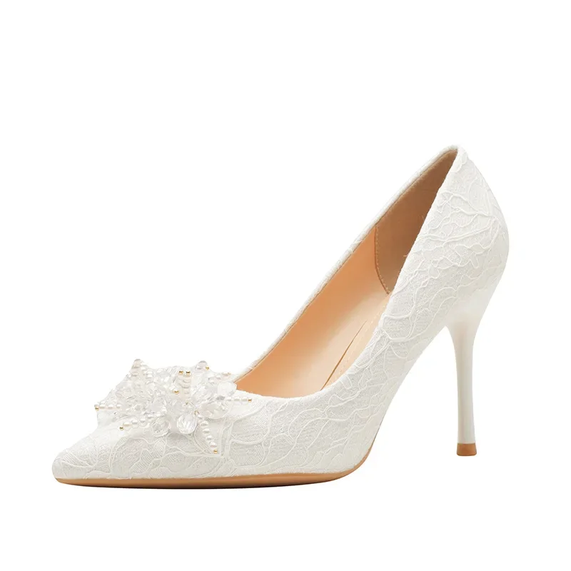 

Элегантные белые кружевные туфли на высоком каблуке с острым носком и кристаллами на шпильке для женщин