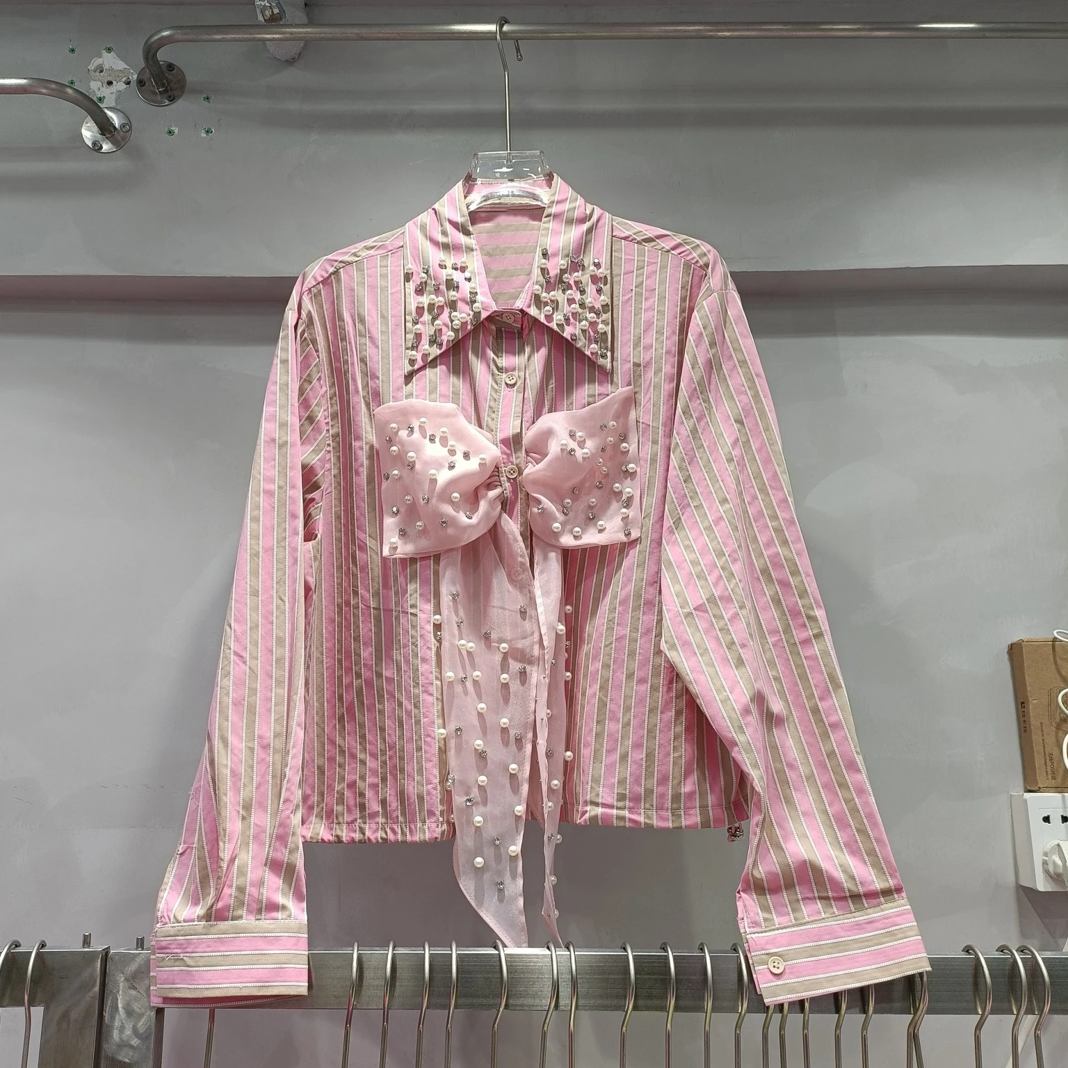 DEAT Women's Shirt Pink Blow Ribbon Embroidered Flares Sweet Striped Female Pearls Thin Blouse Spring 2025 New Fashion 29L9877