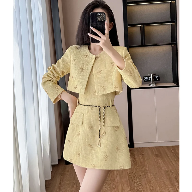 

Маленькое ароматное модное женское элегантное комплект из 2 предметов: желтое твидовое короткое пальто с длинными рукавами + сексуальный облегающий жилет, мини-платье, наряды