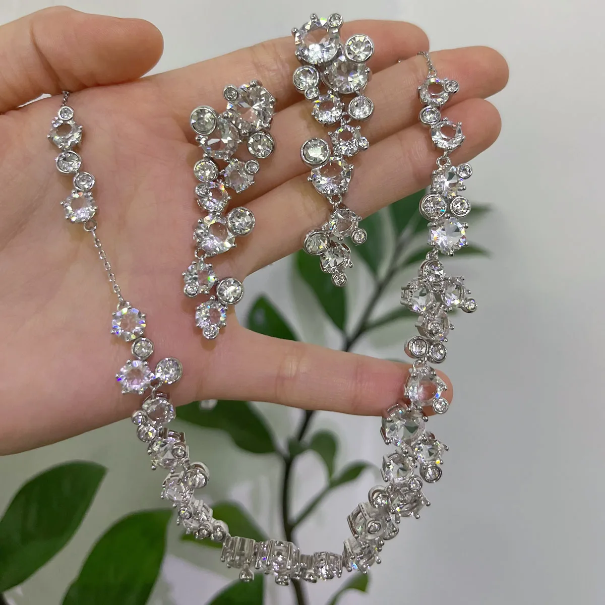 

Neck Binder White Wedding Luxury Brand Necklace Long Earring Bracelet Flower New Fashion Unique Chain Jewelry Sets Memorial Gift