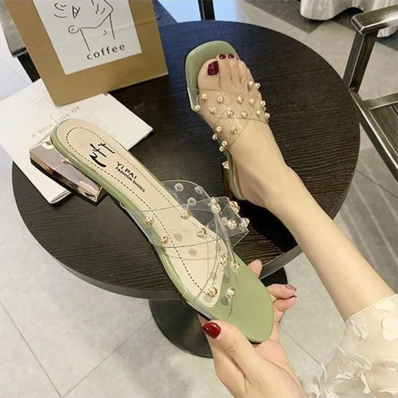 

Женские модные прозрачные сандалии-слипоны с заклепками и массивным низким каблуком для лета