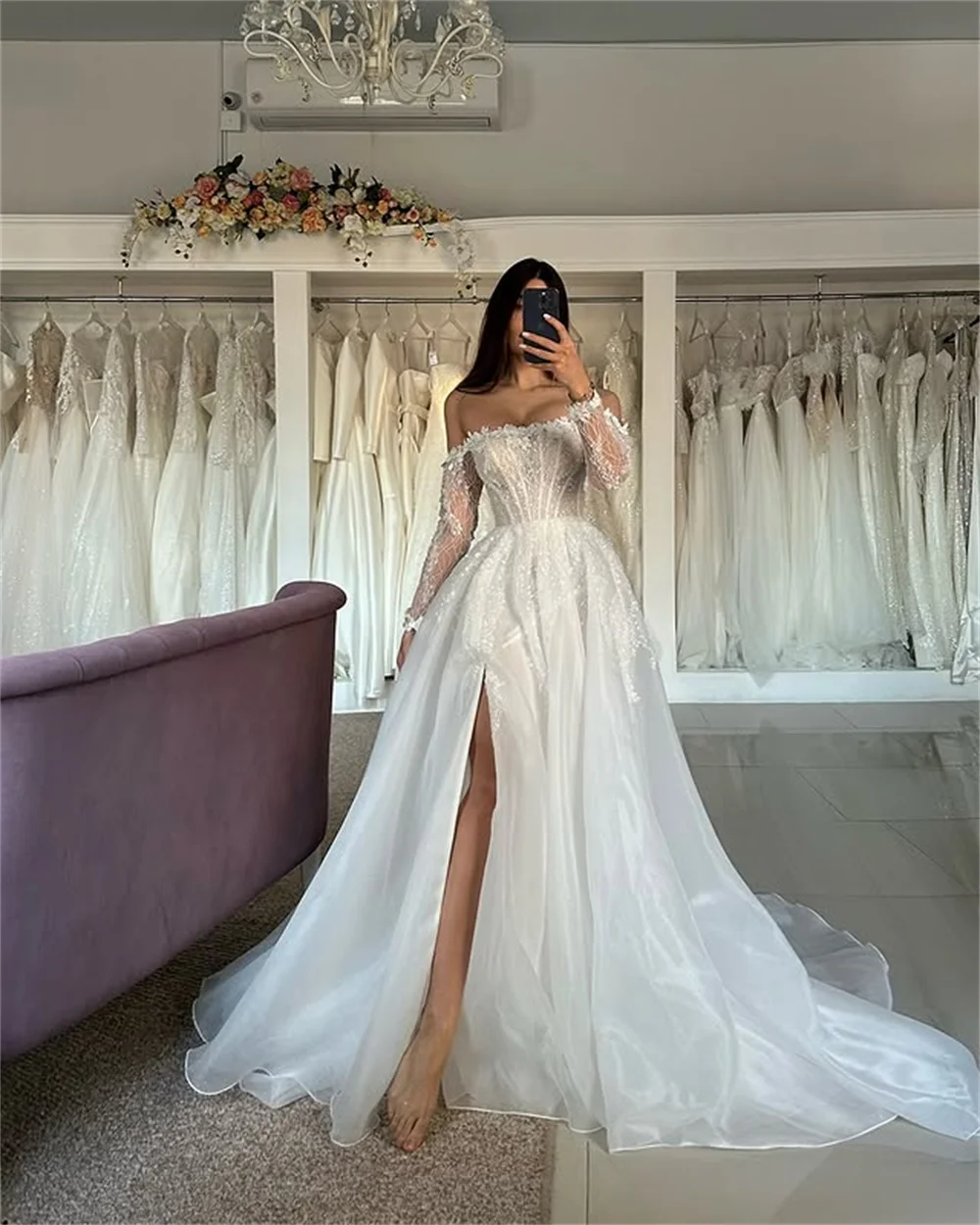 فساتين زفاف أنيقة مكشوفة الكتف وأكمام طويلة مزينة بالدانتيل على شكل قلب من الأورجانزا على شكل حرف A بفتحة جانبية مصنوعة حسب الطلب من Rode De Morri #4