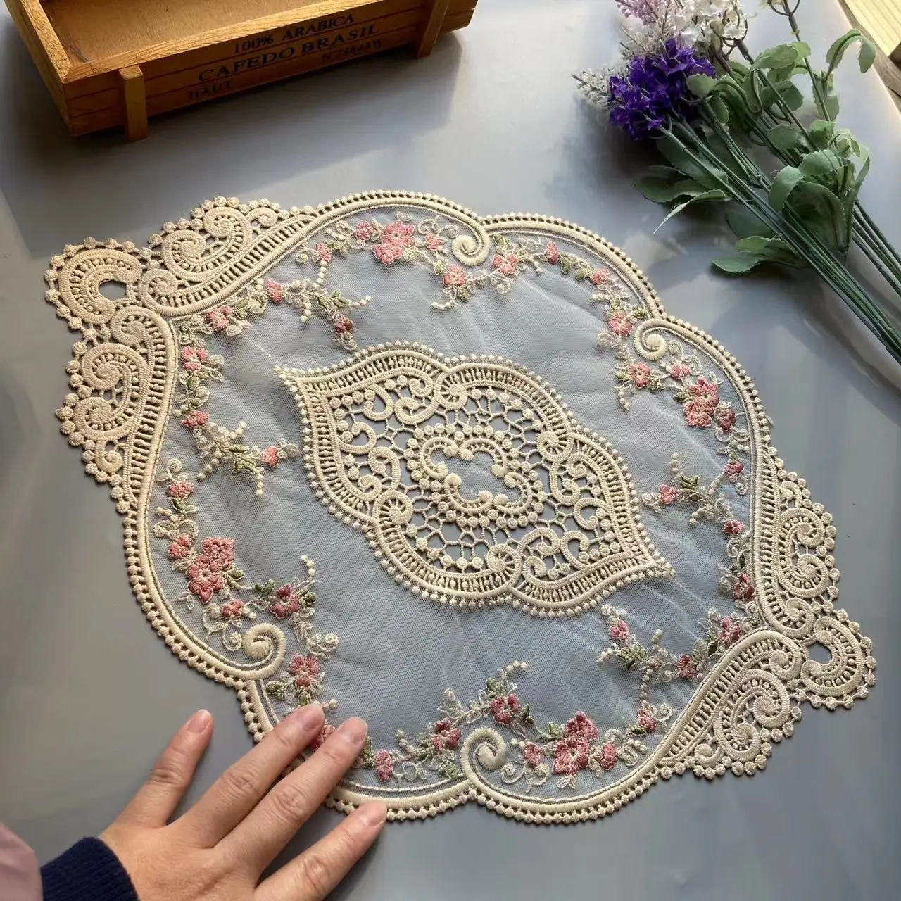 

32*45 cm Camel Flower Lace Applique Trim for Sofa Curtain Towel Bed Cover Trimmings Home Textiles Applique Cloth Polyester Mesh