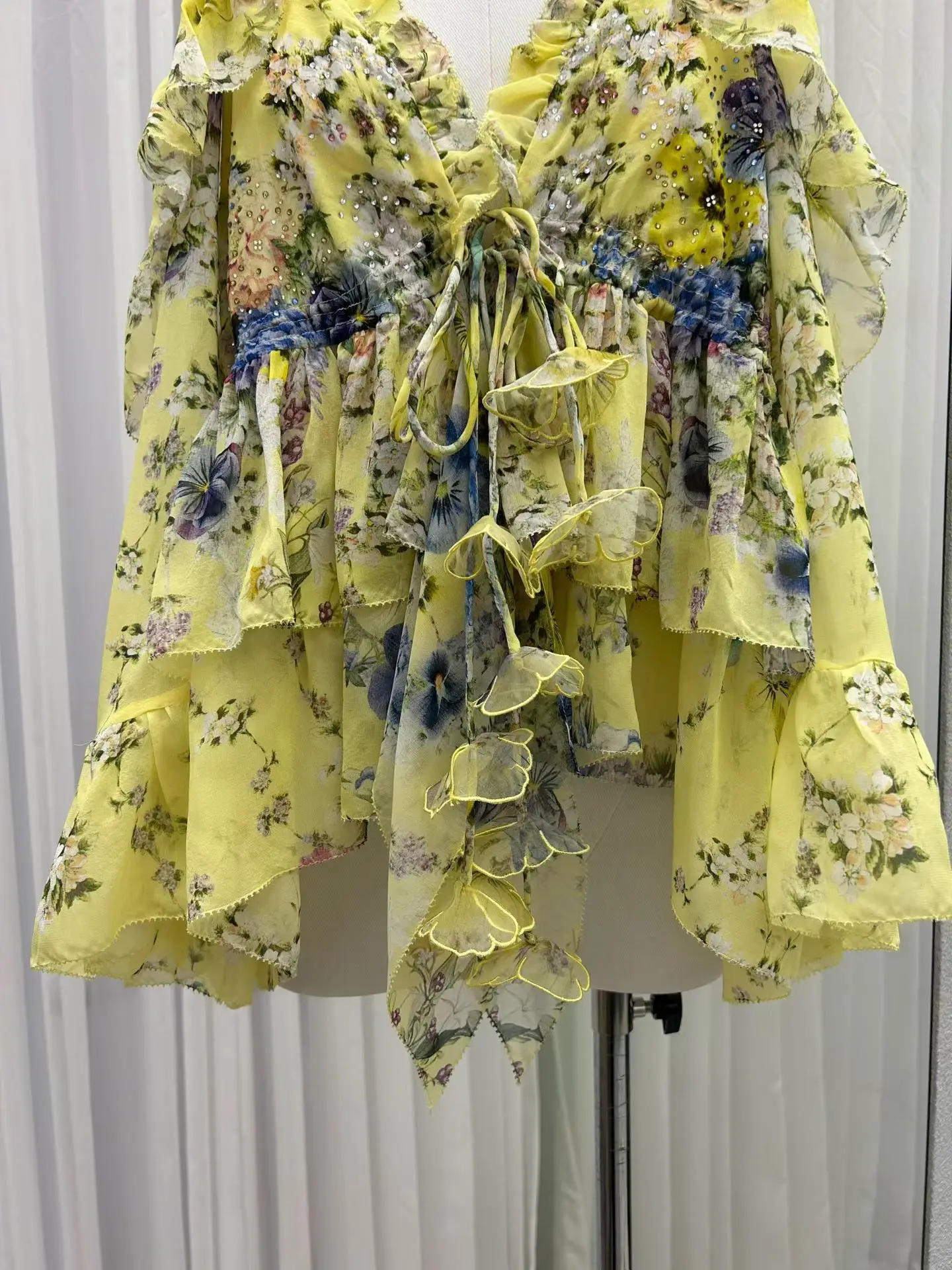 여성 플로럴 프린트 세트 크리스탈 비즈 장식 V넥 오프숄더 플레어 슬리브 실크 셔츠 탑 + 하이웨이스트 린넨 반바지