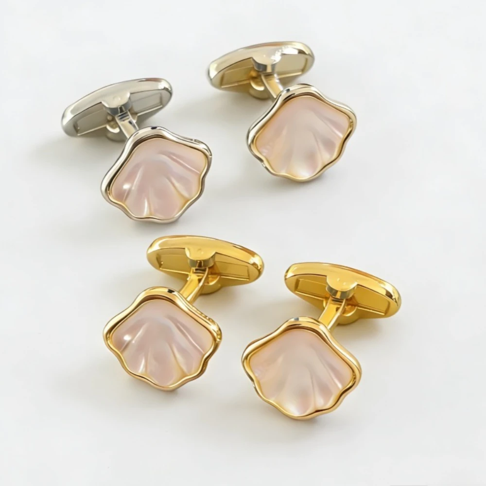 Image of Ein Set Muschelförmige Weiße Perlmutt-Manschettenknöpfe und Brosche, Vergoldet, Luxuriöses Formelles Hemd-Accessoire, Geschenk, Großhandel