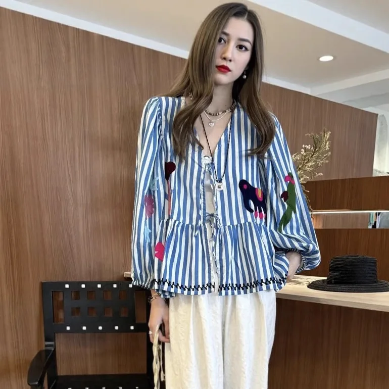 Damska niebieska koszula w pionowe paski z haftem i bufiastymi rękawami, świąteczne, codzienne topy damskie