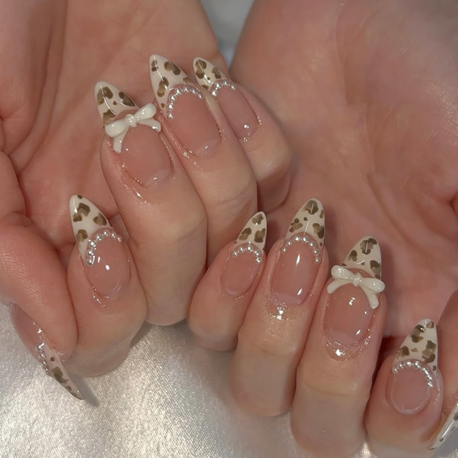 24 Stück Nude Almond Künstliche Nägel mit französischer Spitze, Leopardenmuster, Perlen, Schleifen und Sternchen für Damen Nagelkunst