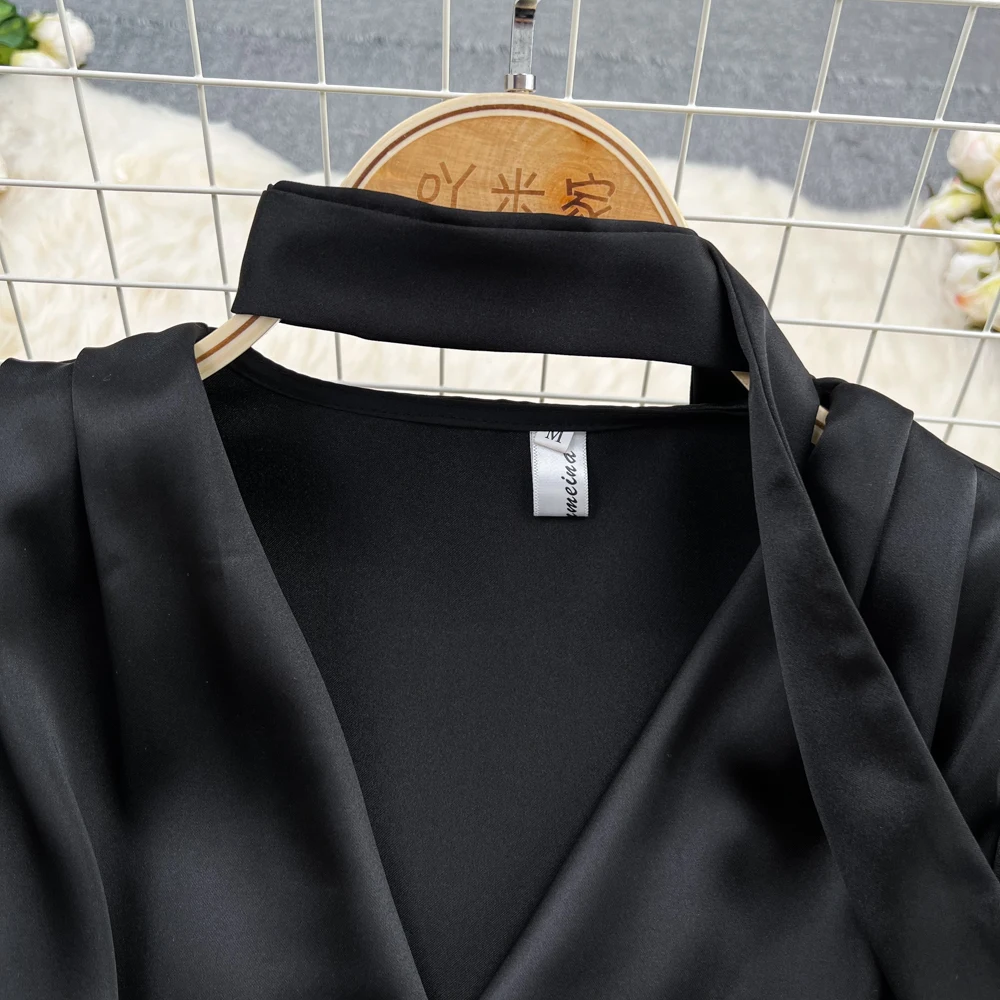 ชุดเดรสผ้าซาตินเนื้อนุ่มสีดำ แขนพอง คอวี พร้อมเข็มขัด สำหรับงานเลี้ยงอาหารค่ำ งานปาร์ตี้กลางคืน  สำหรับผู้หญิง