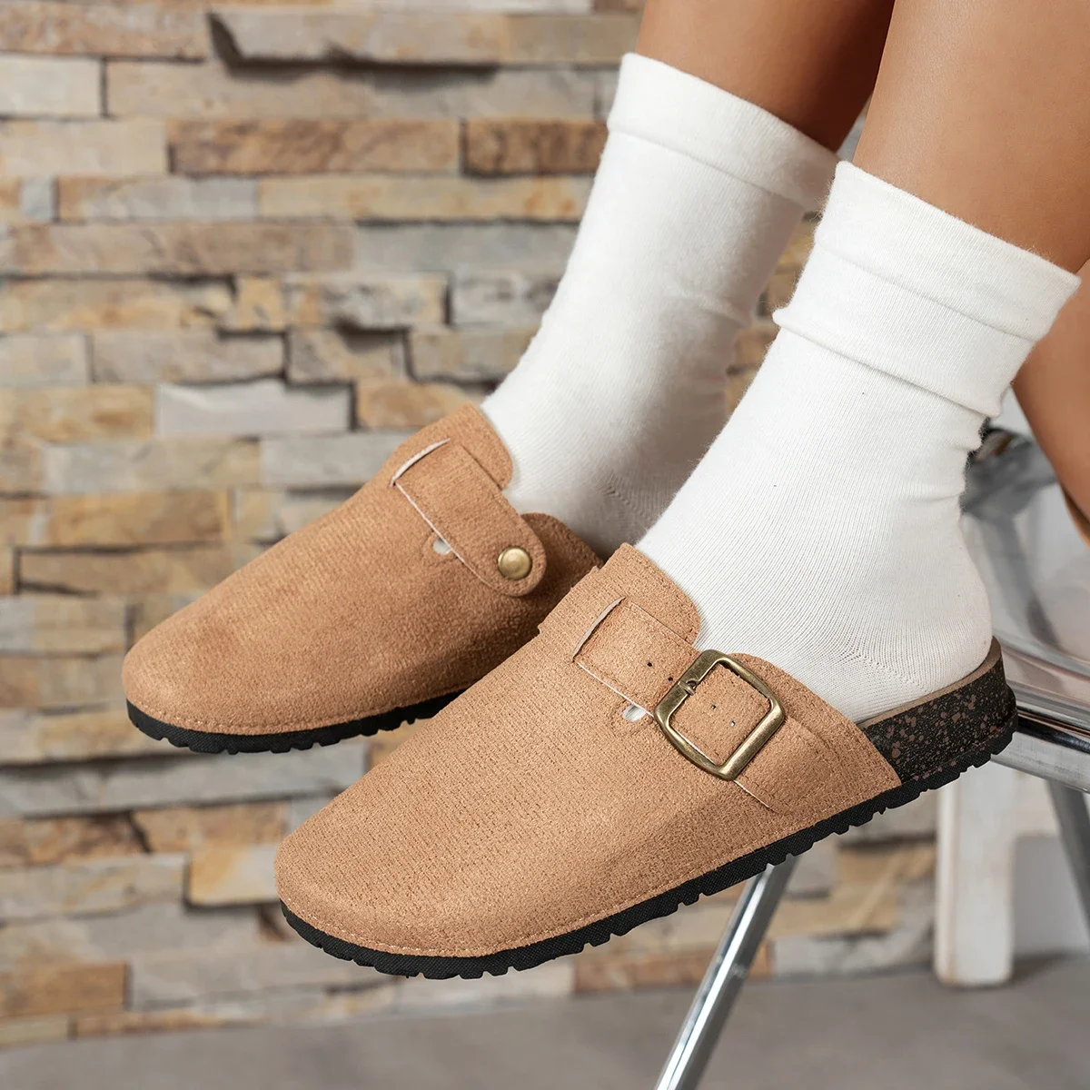 Damen Wildleder Clog Mule Pantoletten mit Verstellbarer Schnalle, Geschlossener Zehenpartie, Rückenfreie Flache Schuhe für Innen und Außen, Freizeit-Schuhe – Detail 17