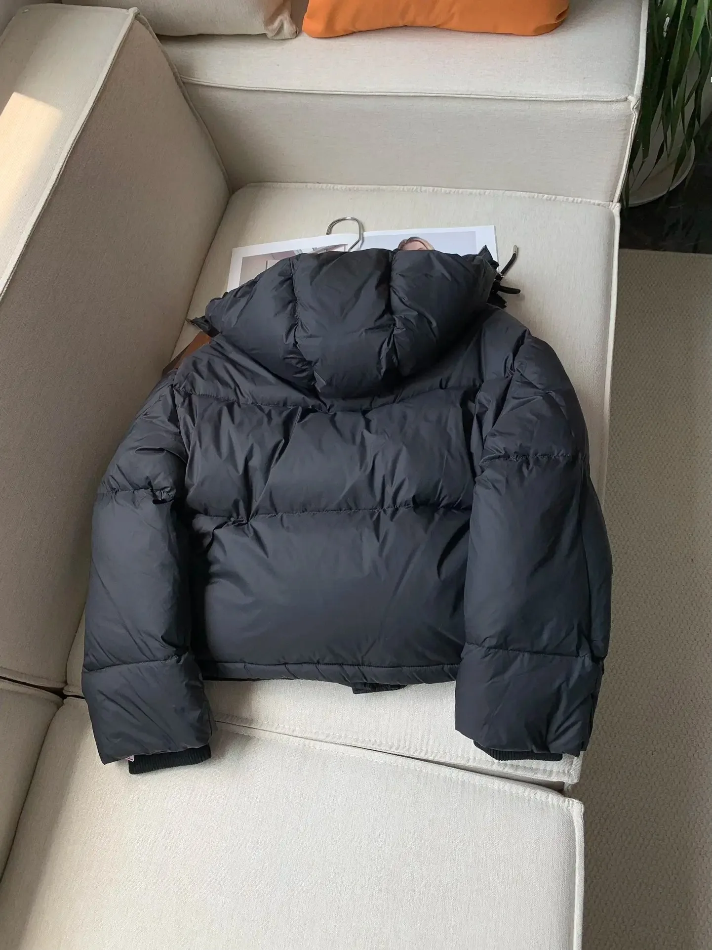 New autumn and winter women's down jacket, white goose down hooded top, warm and fashionable women's jacket