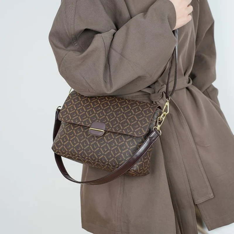 Elegant Leather Women's Messenger Bag High-End Luxury Sleek Texture Trendy Daily Commuter Vintage Casual Bag​