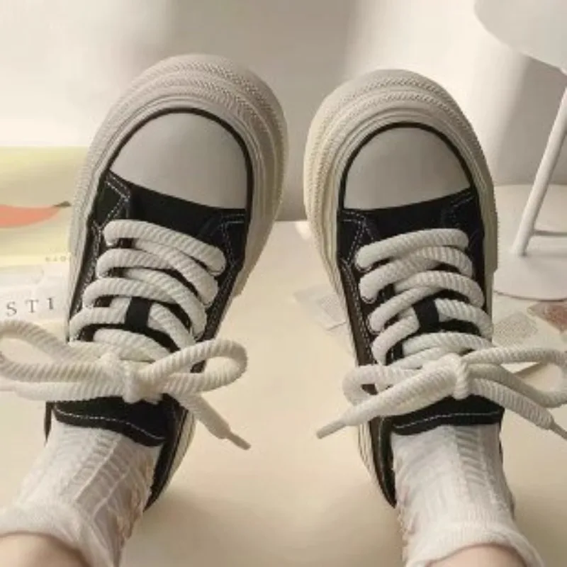 Damen Schwarz-Weiß Canvas Mule Sneakers mit Dicken Schnürsenkeln, Plateausohle, Rückenfreie Slip-On Schuhe mit Runder Zehenpartie, Lässige Halbschuhe – Detail 5