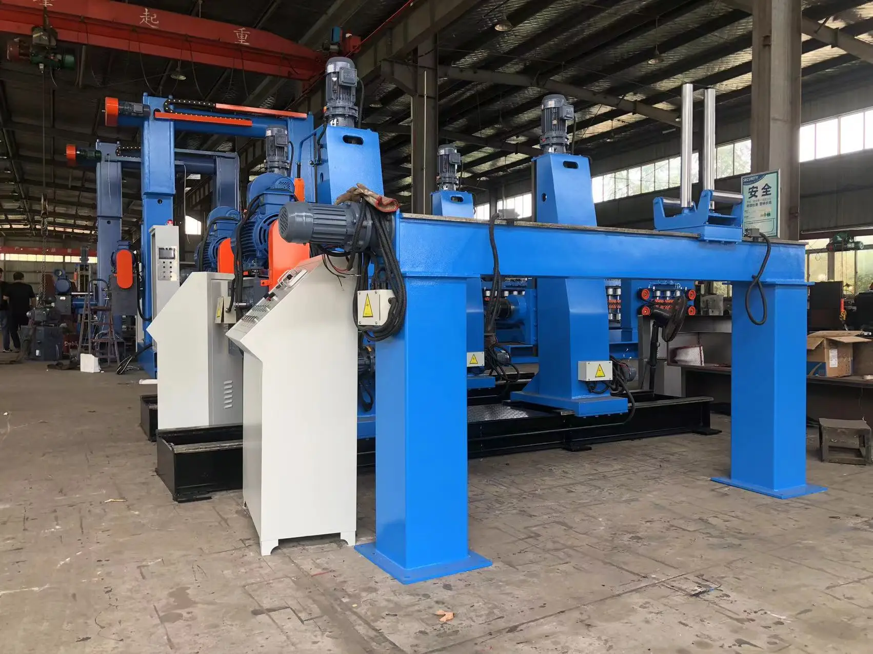 2500 와이어 레일 브래킷을 사용하여 출입구 결제 및 수납 장비를 연결합니다.