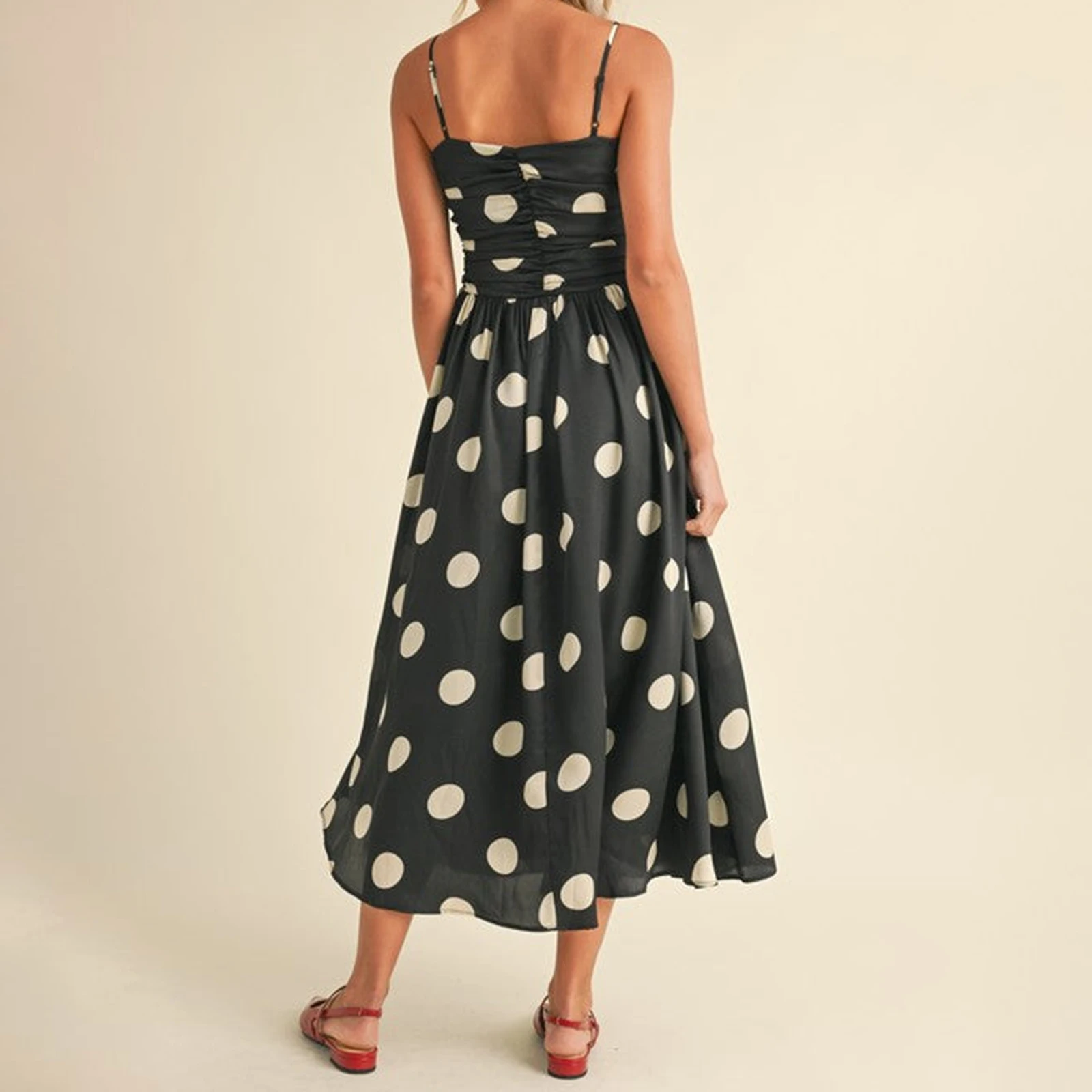 Combhasaki 여성 도트 프린트 셔링 백리스 하이 웨이스트 스퀘어 넥 조절 가능한 얇은 스파게티 스트랩 a 라인 미디 캐미 슬립 드레스