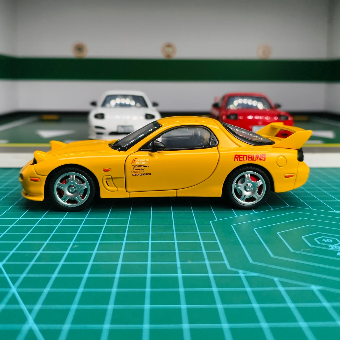 1: 28 Simulation Mazda RX7-FD Alloy Car Model Ornament Doors and Engine Cover, Trunk can be Opened rich in details,