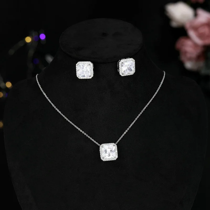 Un set di orecchini con collana in zirconi con crepa di ghiaccio dal design di nicchia, catena alla clavicola di zucchero a cubo dolce e fresco alla moda