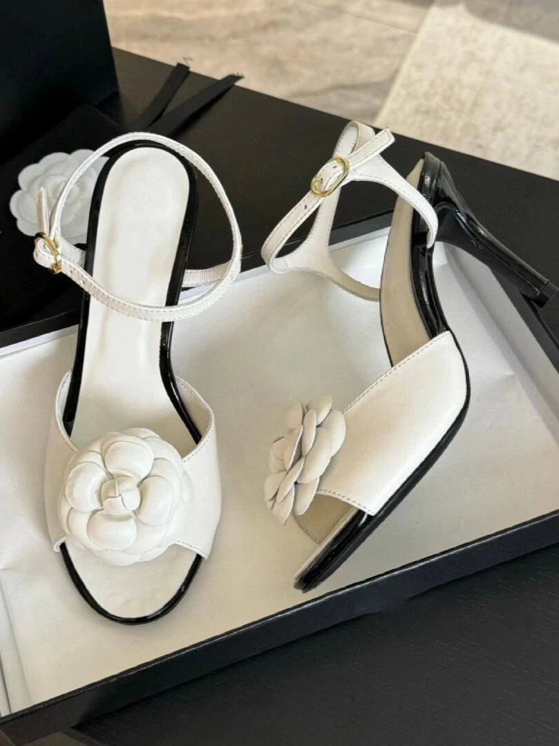 Open Toe White Flower Sandały Camellia Ankle Straps Buckle Shallow Fashion Sexy Women Summer Classic Elegant Dress Party Shoes