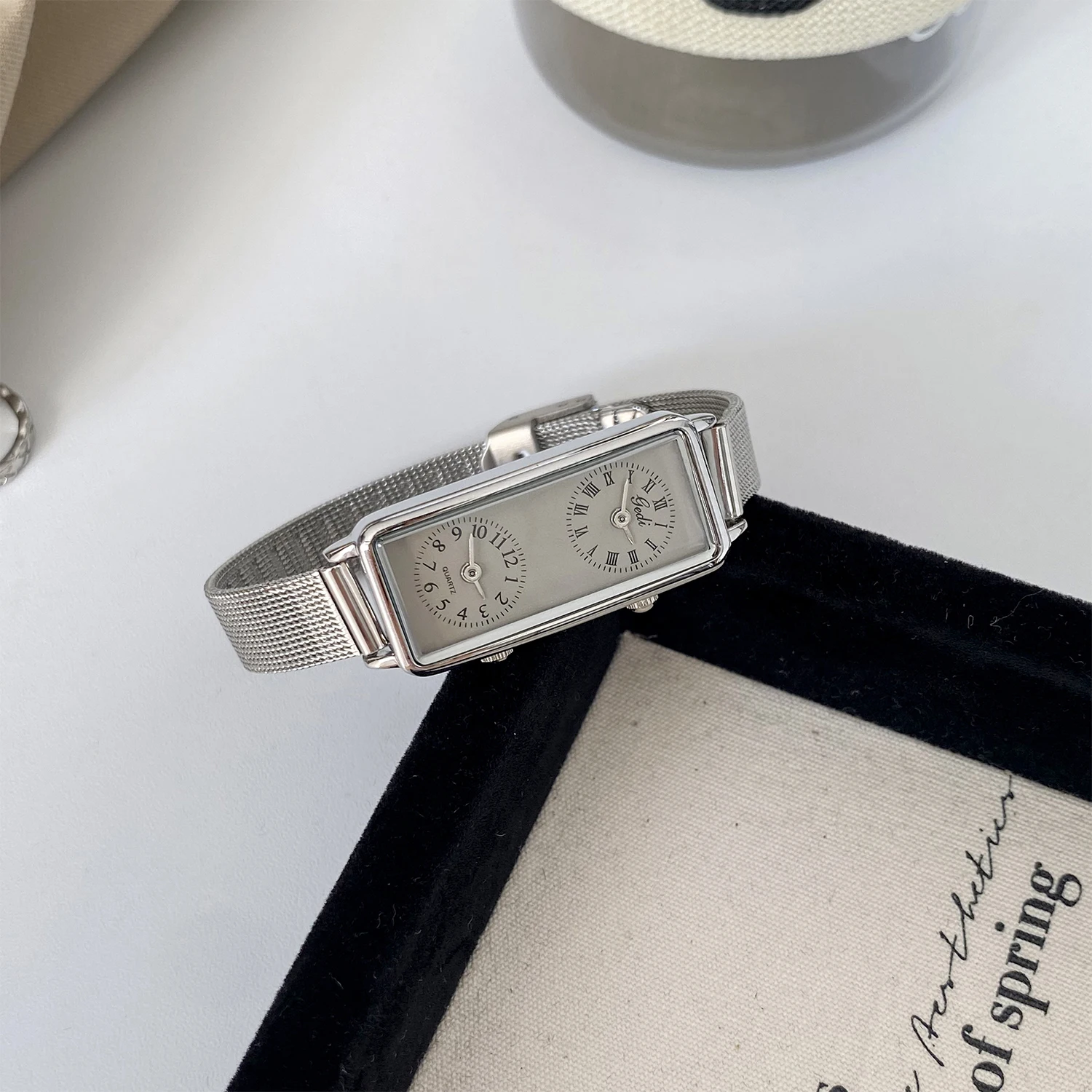 GEDI Mode Creatieve Dameshorloges Dual-Movement Uurwerk Retro Vierkante Kast Dames Dual-Time Zone Niche-stijl Quartz Horloge - afbeelding 1