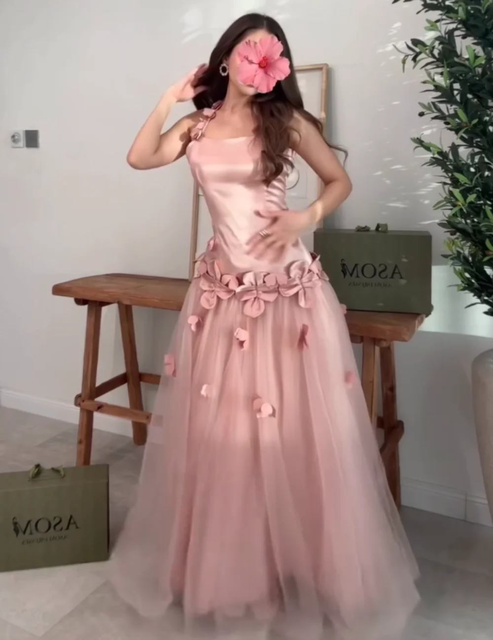 ชุดเดรสงานเลี้ยงหรูหราทรงเอไลน์แบบผูกคอ ความยาวปานกลาง ผ้าชาร์มูสเรียบง่ายแต่ประณีต ตกแต่งดอกไม้ทำมือ มีหลายขนาดให้เลือก