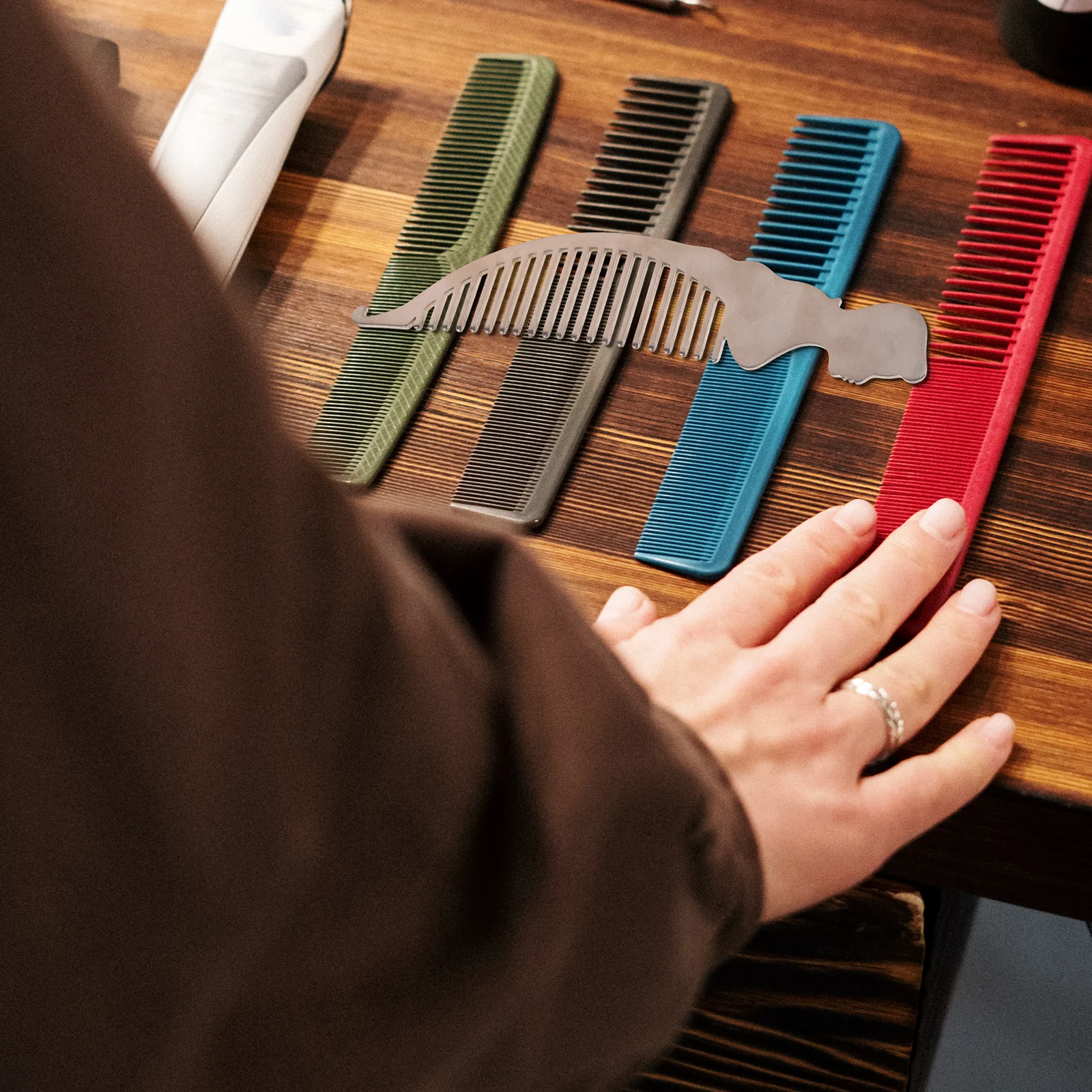 

Anti-Static Hair Styling Comb Premium Titanium Alloy Round Tip Teeth Not Hurt Scalp Wide and Thin Teeth Design for Salon Barber