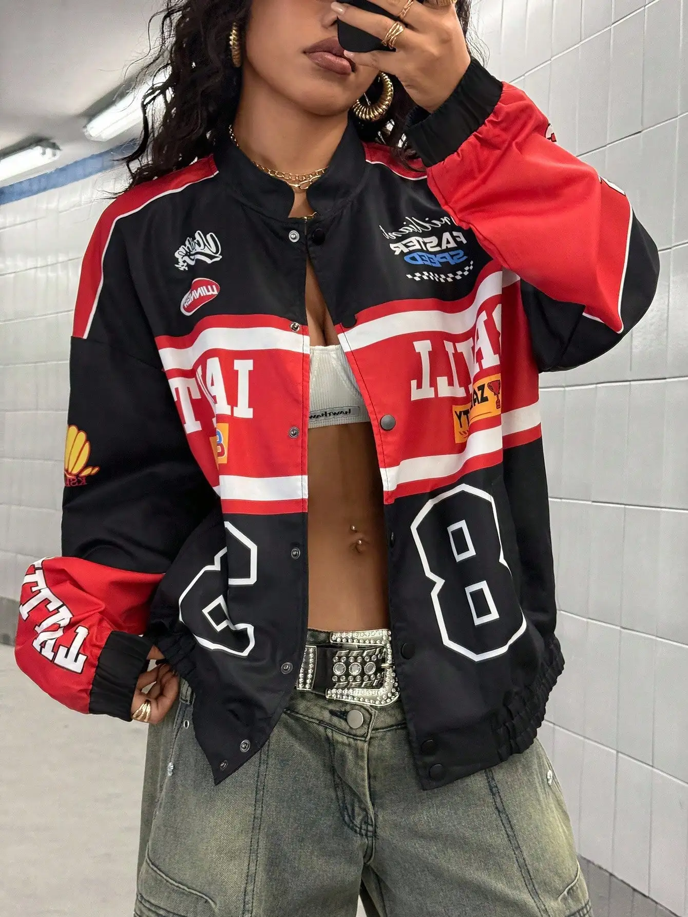 

Женская куртка-бомбер в гоночном стиле с принтом номера 8 и яркой графикой