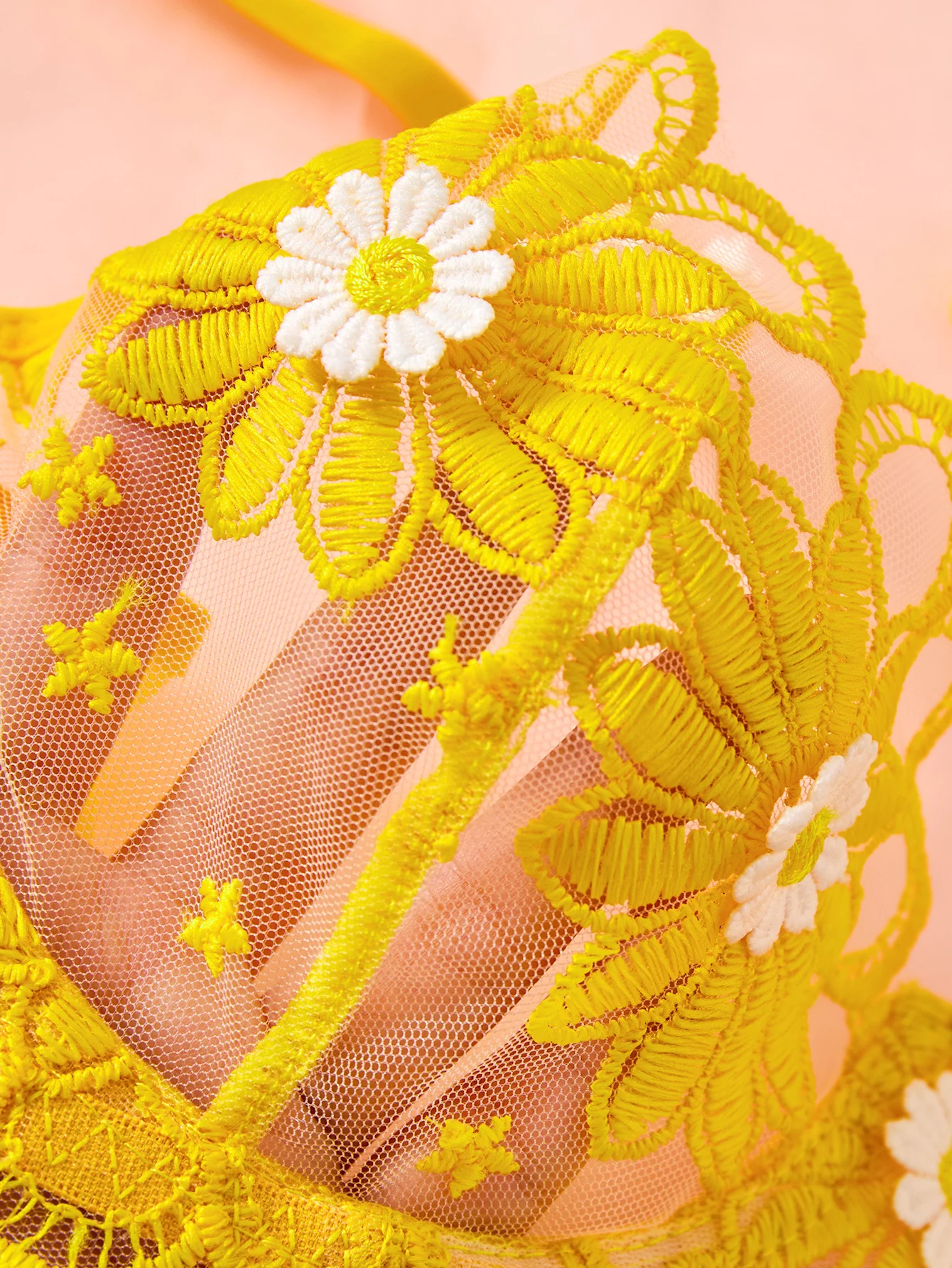 Um conjunto de lingerie sexy amarelo, incluindo sutiã e tanga com padrão de margaridas, um confortável de duas peças feminino estilo família ZA825086