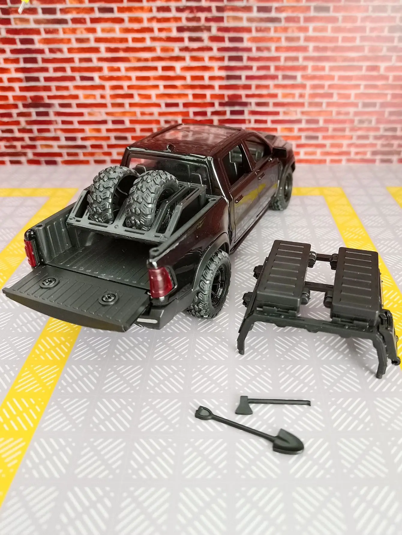 1: 32 دودج ماموث شاحنة بيك اب على الطرق الوعرة مركبة سبيكة نموذج الأبواب يمكن فتحها لديها محاكاة وظائف الصوت والإضاءة #4